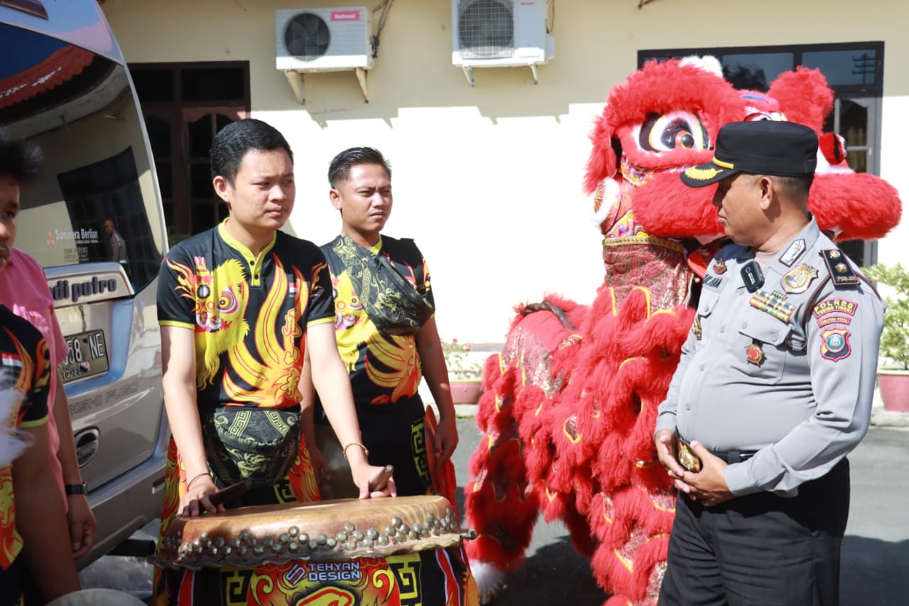 Polres Tebing Tinggi Berangkatkan 2 Grup Barongsai Ikuti Pagelaran Seni Budaya Di Istana Maimun