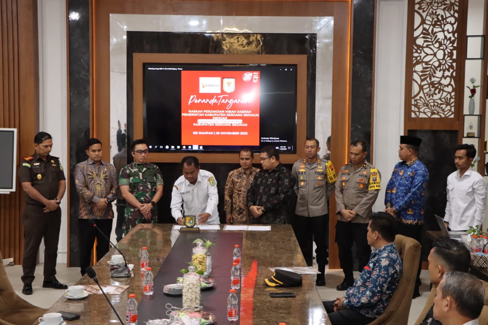 Kapolres AKBP Oxy Yudha Pratesta, S.Ik Hadiri Penandatanganan NPHD Pemilukada Pemkab Sergai