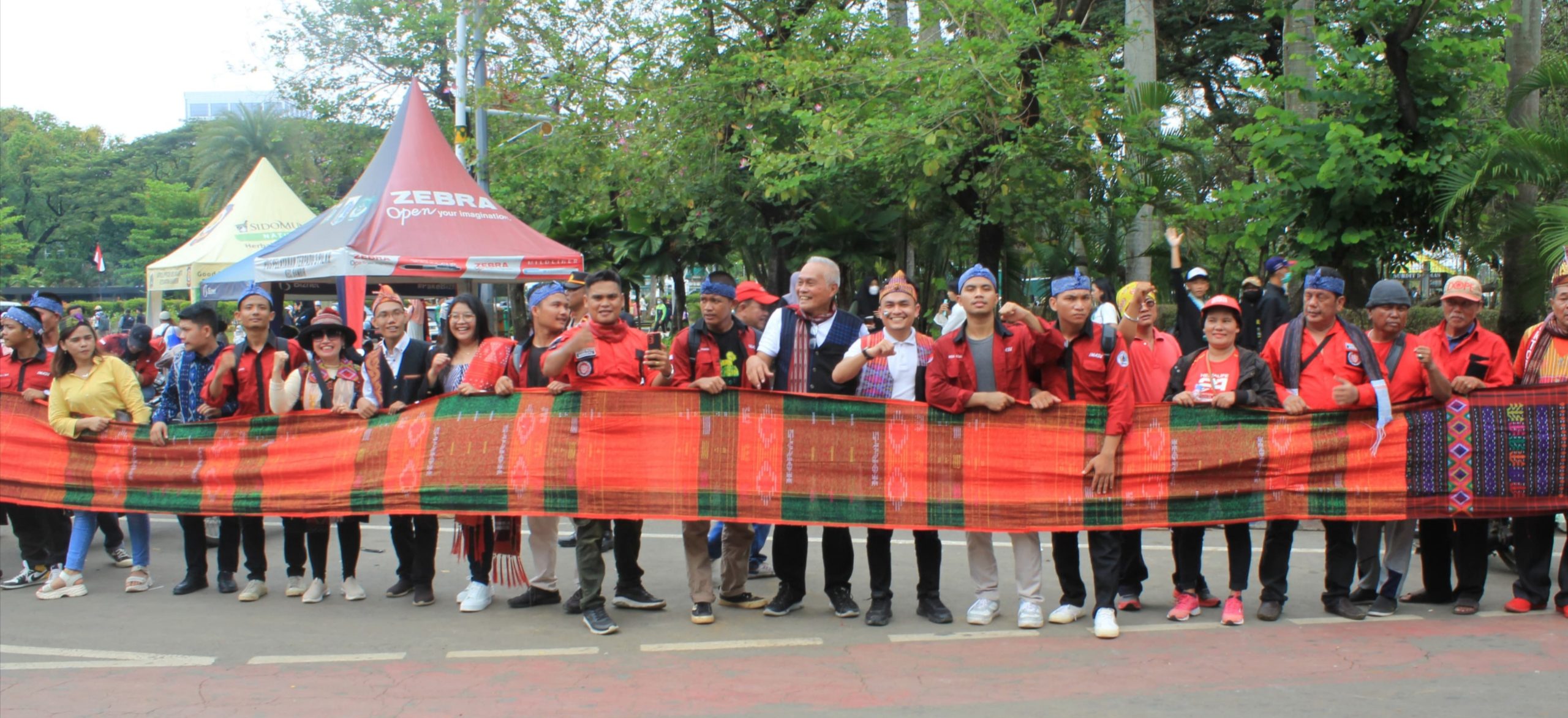 1.000 Meter Ulos Terbentang Mengelilingi Tugu Monas