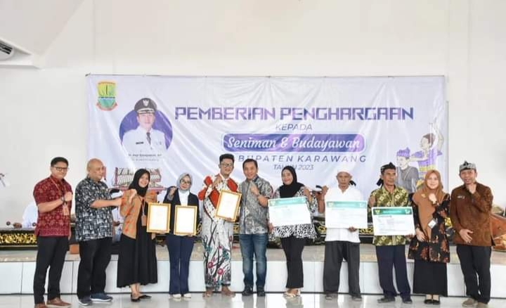 50 Seniman dan Budayawan, Menerima Penghargaan dari Pemkab Karawang