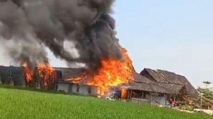 RM Saung Kabogoh di Nagasari Karawang Ludes Terbakar