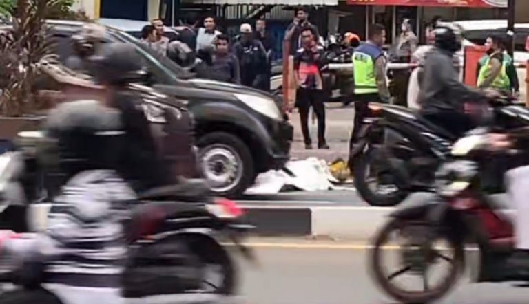 Pemotor Wanita Tewas Terlindas Truk Gandeng di Jalan Ahmad Yani Bekasi