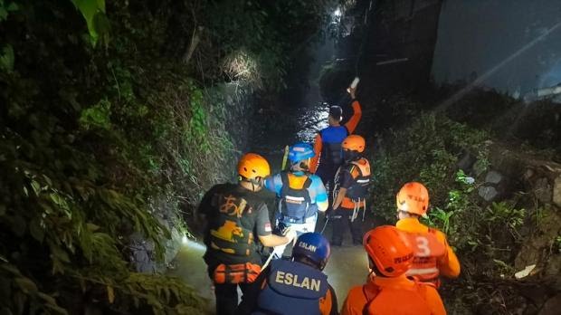 Asyik Bermain Air Hujan Ditepi Sungai 3 Bocah Hanyut Terseret Arus di Bekasi, 1 Selamat