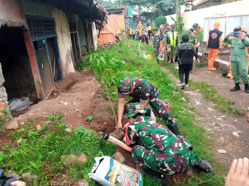 Kodim 0507/Bekasi Bersama Tiga Pilar, laksanakan Karya Bakti dan Tanam Pohon di Lingkungan Koramil 05/Bantargebang