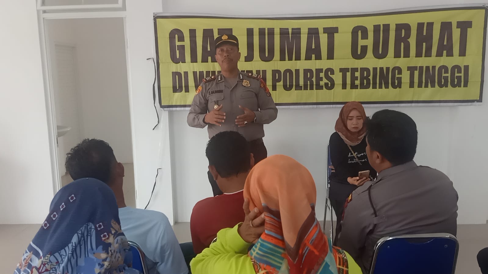 Jalankan Program Kapolri, Jumat Curhat Dipimpin Kapolsek Padang Hilir di Kantor Lurah