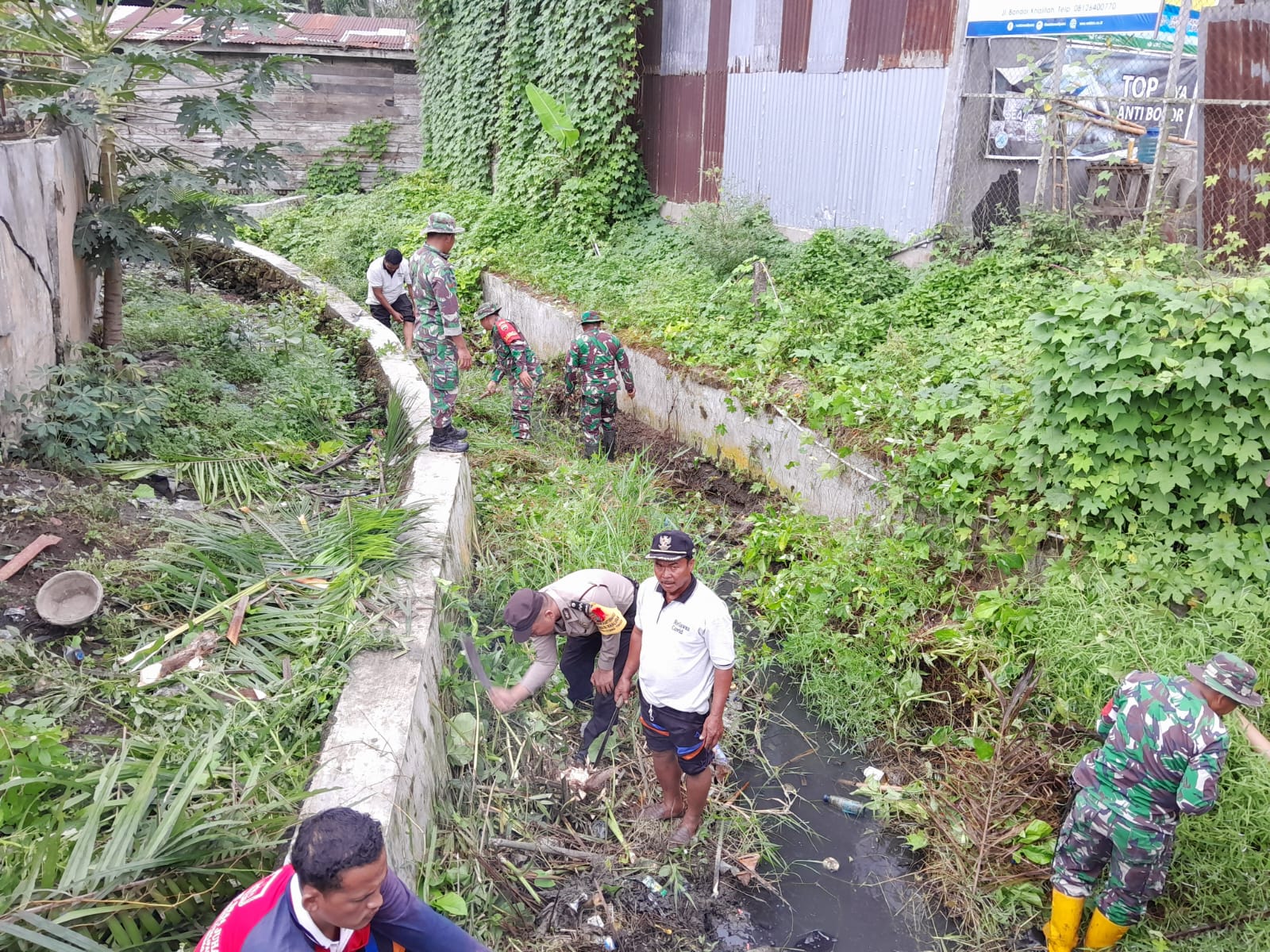 Jalin Kebersamaan, Koramil 12/ BKH Dan Polsek Bandar Khalifah Gotong Royong