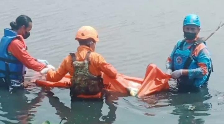 Lagi Cari Ikan, Warga Temukan Mayat Pria Mengapung di Kali Piket Sukatenang Bekasi