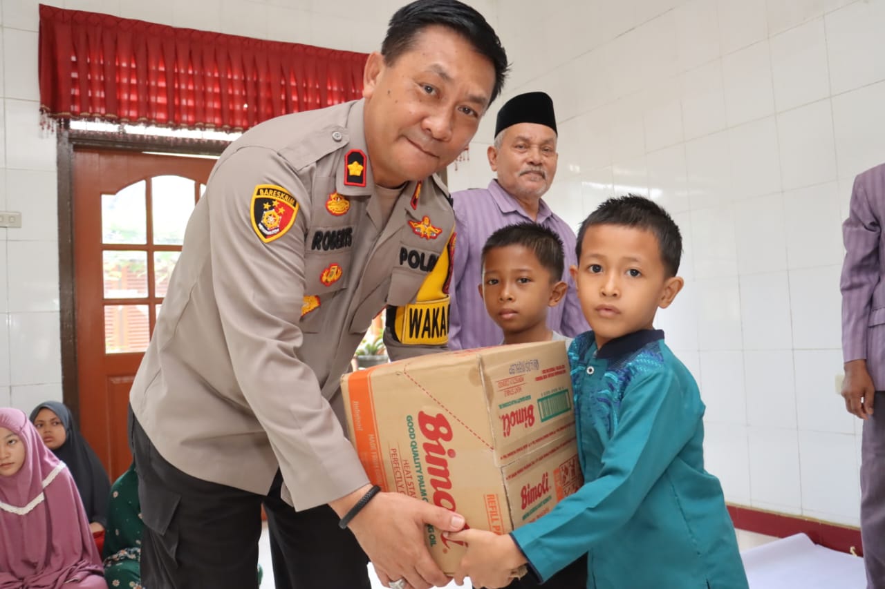 Sambut Nataru 2024, Wakapolres Tebing Tinggi Kompol A. Robert Sembiring, S.H, M.H Baksos ke Panti Asuhan