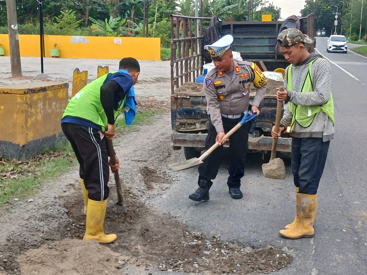 Satlantas Polres Sergai Timbun Jalanan Berlubang