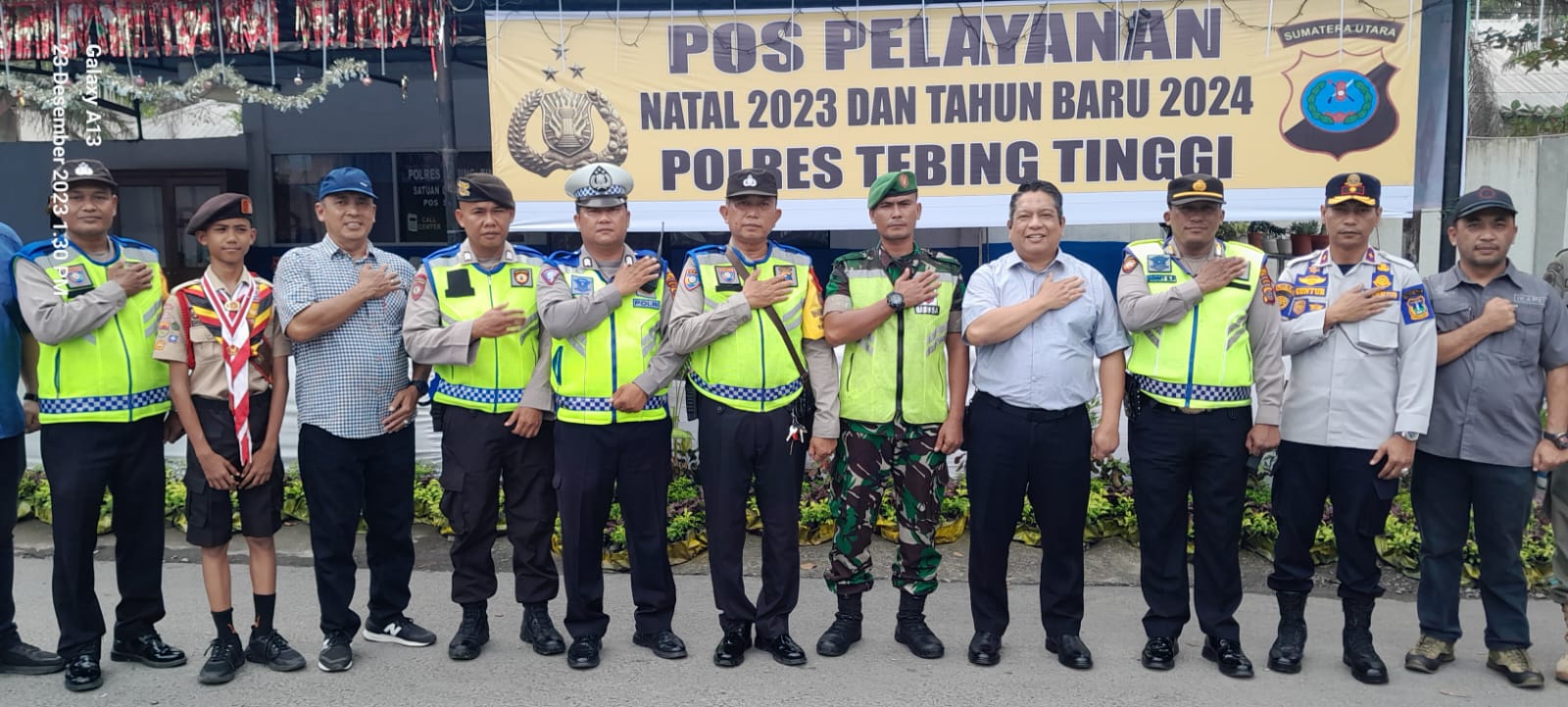 Tinjau Pos Yan Simpang Beo, Pj Wali Kota Tebing Tinggi Berikan Bingkisan