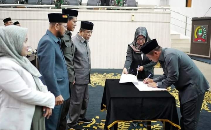 Plt Bupati Aep Tandatangani Persetujuan APBD 2024