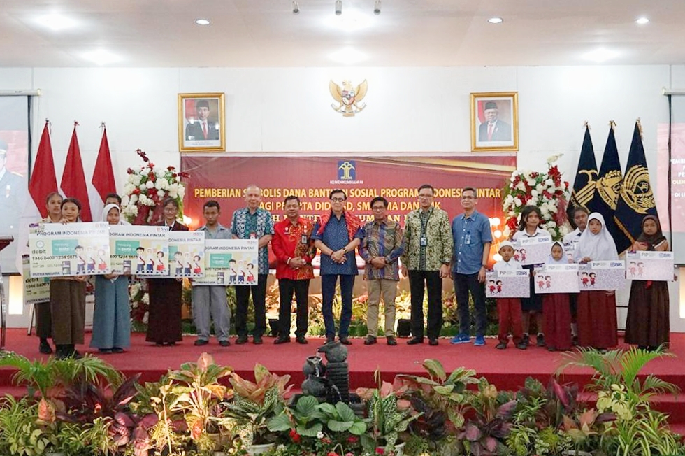 Menkumham Yasonna Serahkan Bantuan Dana Pendidikan PIP Bagi Peserta Didik Di Sumatera Utara
