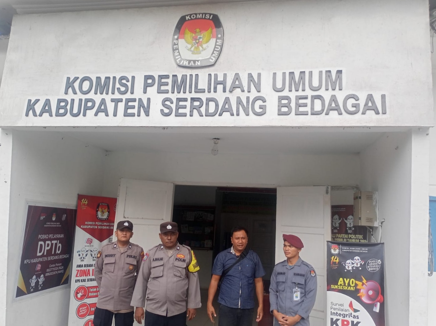 Personil Polsek Firdaus Monitoring Kantor KPU Dan Bawaslu Sergai