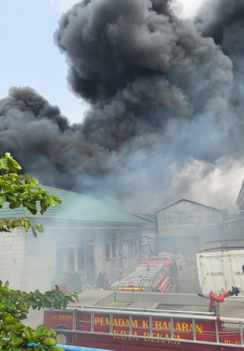 Gudang Limbah Plastik di Bekasi Terbakar Hebat, 10 unit Mobil Damkar Diterjunkan