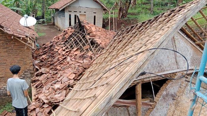 Lapuk Dimakan Usia, Lansia di Sumedang Tertimpa Material bangunan Rumah yang Ambruk hingga Terluka