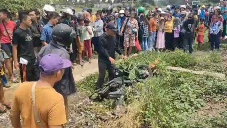 Serobot Palang Pintu, 2 Siswi di karawang Tewas Tersambar Kereta hingga Terseret Belasan Meter