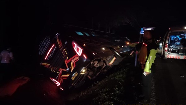 2 Penumpang Meninggal Dunia, akibat Bus Kecelakaan Tunggal di Tol Cipali Indramayu