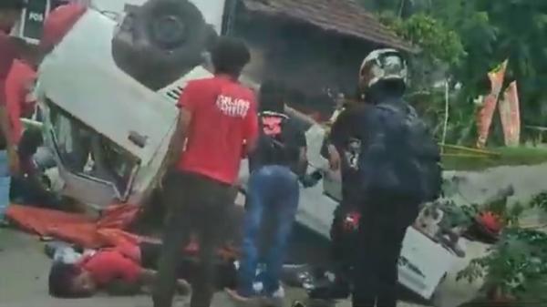 Mobil Pikap Pembawa Rombongan Kader PDIP Terguling di Karawang, Belasan orang Terluka