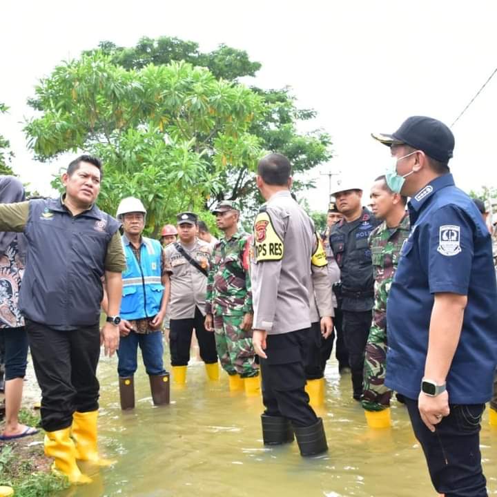 Bupati Aep, Meninjau Lokasi Terdampak Banjir di Desa Karangligar Karawang