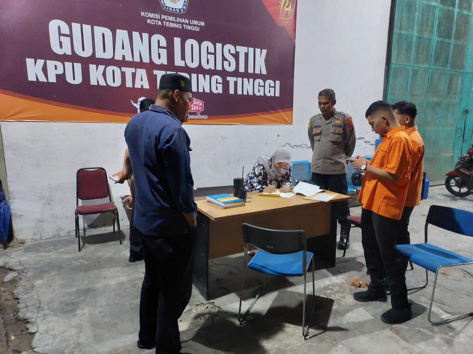 Polres Tebing Tinggi Kawal Kedatangan Logistik Pemilu 2024