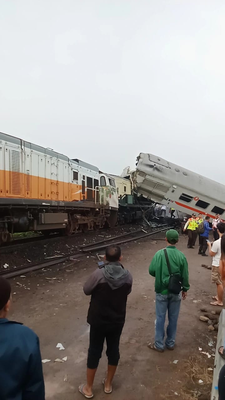 Kecelakaan Maut Kereta Turangga dengan Commuterline Bandung Raya, Masinis Terjepit