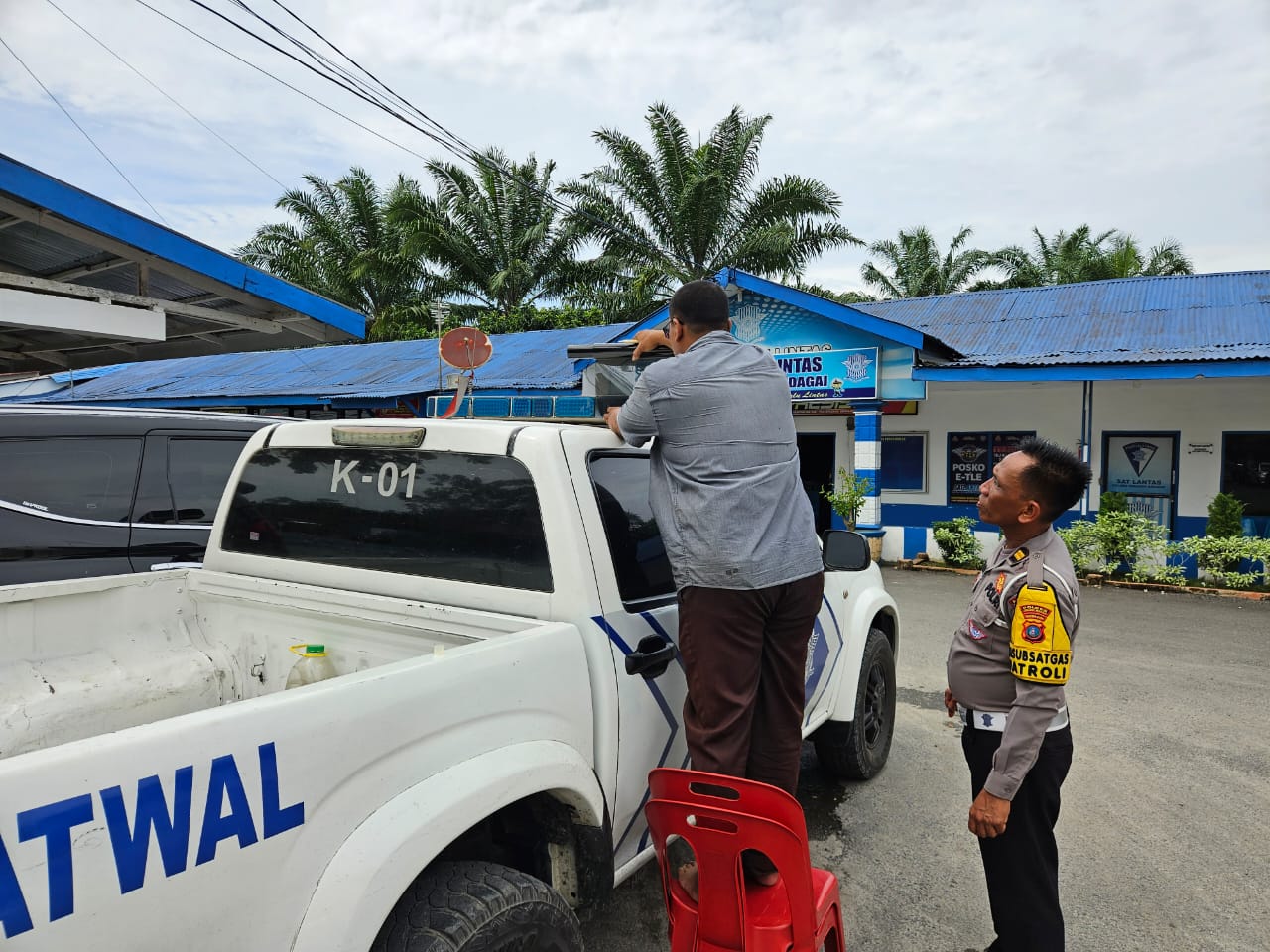 Satlantas Polres Sergai Tutup Rotator Randis Dengan Stiker Kaca Film