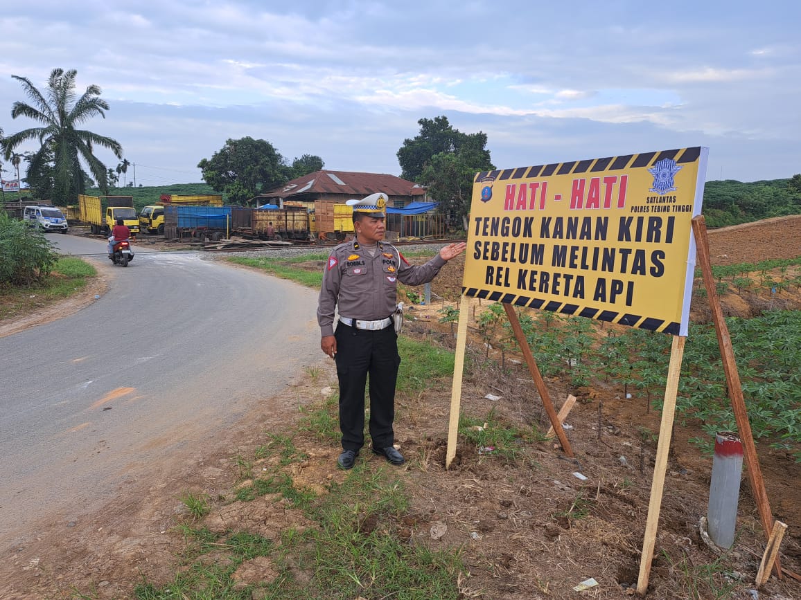 Pasca Kecelakaan Kereta Api Vs Monil, Sat Lantas Polres Tebing Tinggi Pasang Banner 