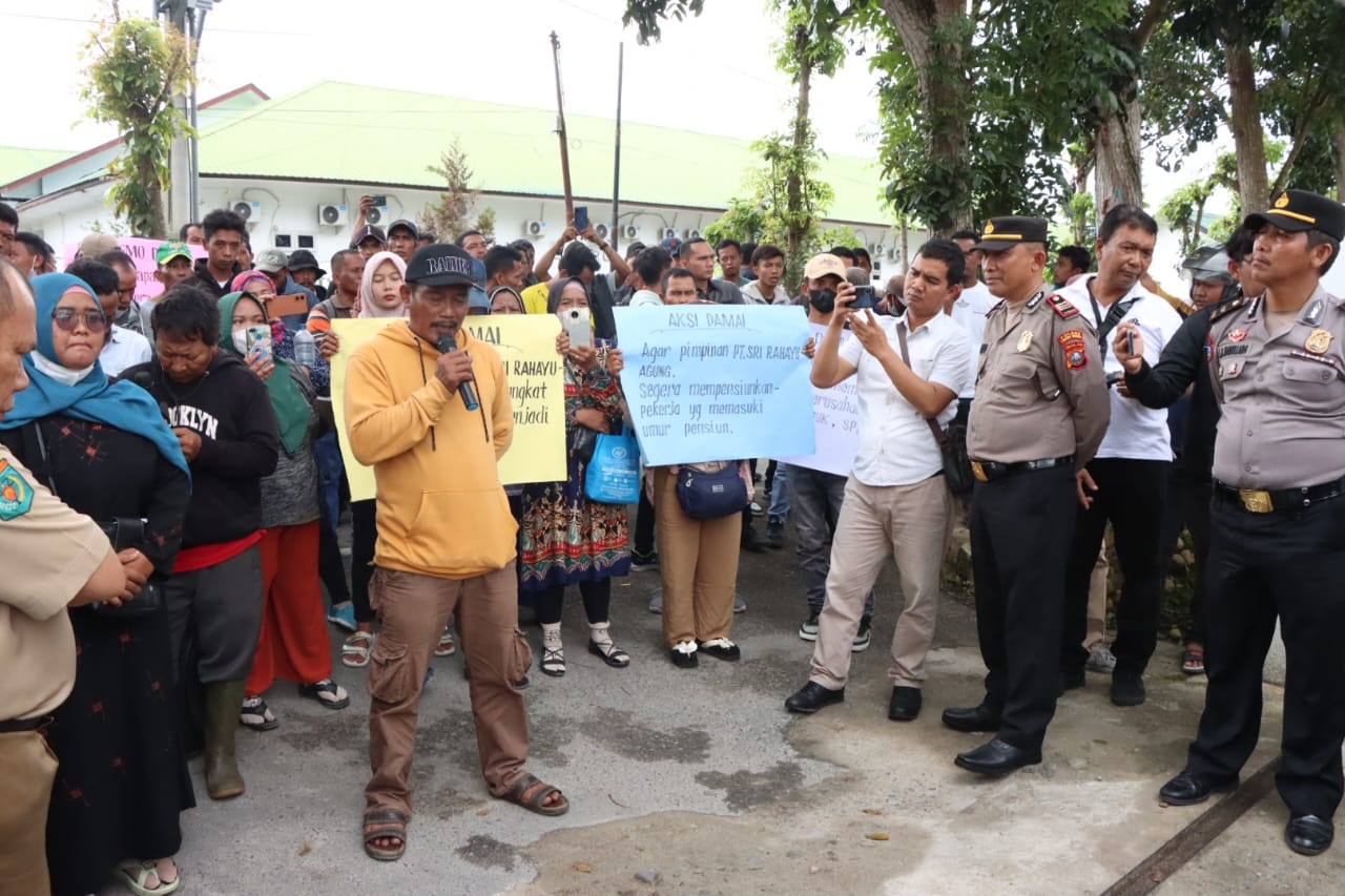 Polres Sergai Pam Unras PUK SPPK-FSPMI PT. SRA Kotarih Di Depan Gedung DPRD Sergai