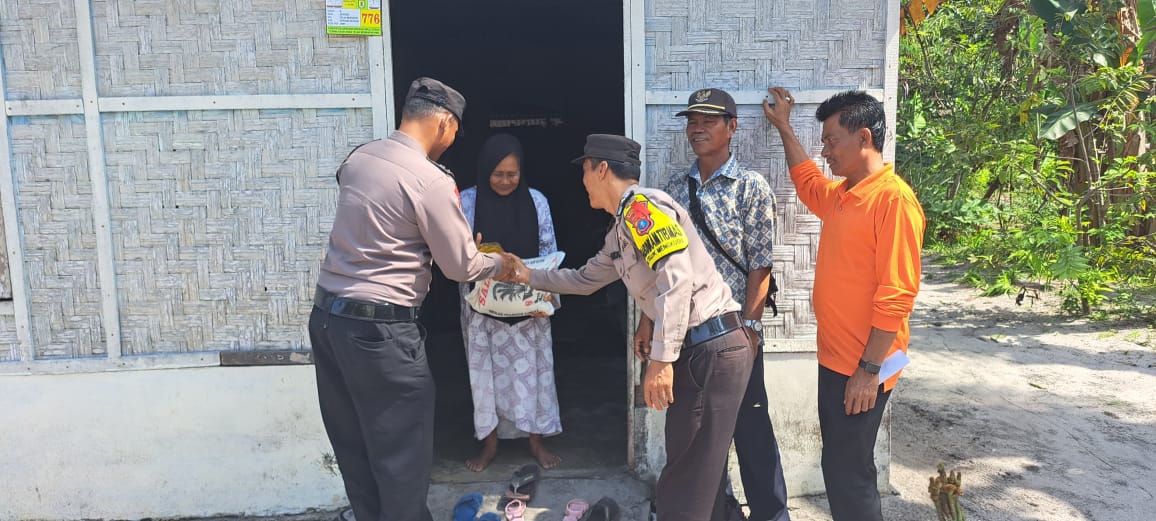 Jum’at Barokah, Polsek Teluk Mengkudu Bantu Warga Kurang Mampu