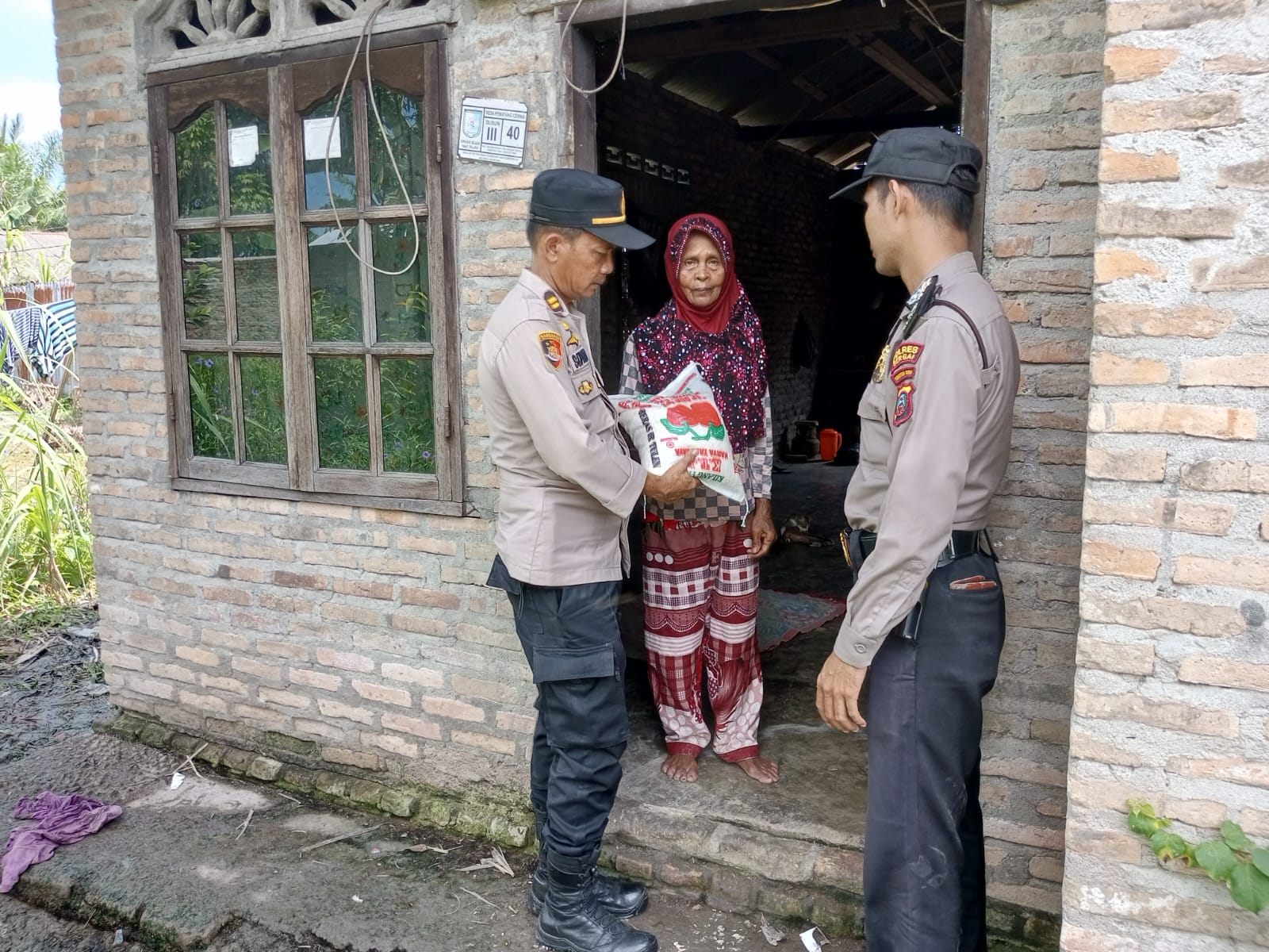 Polsek Tanjung Beringin Beri Bantuan Sembako Door To Door