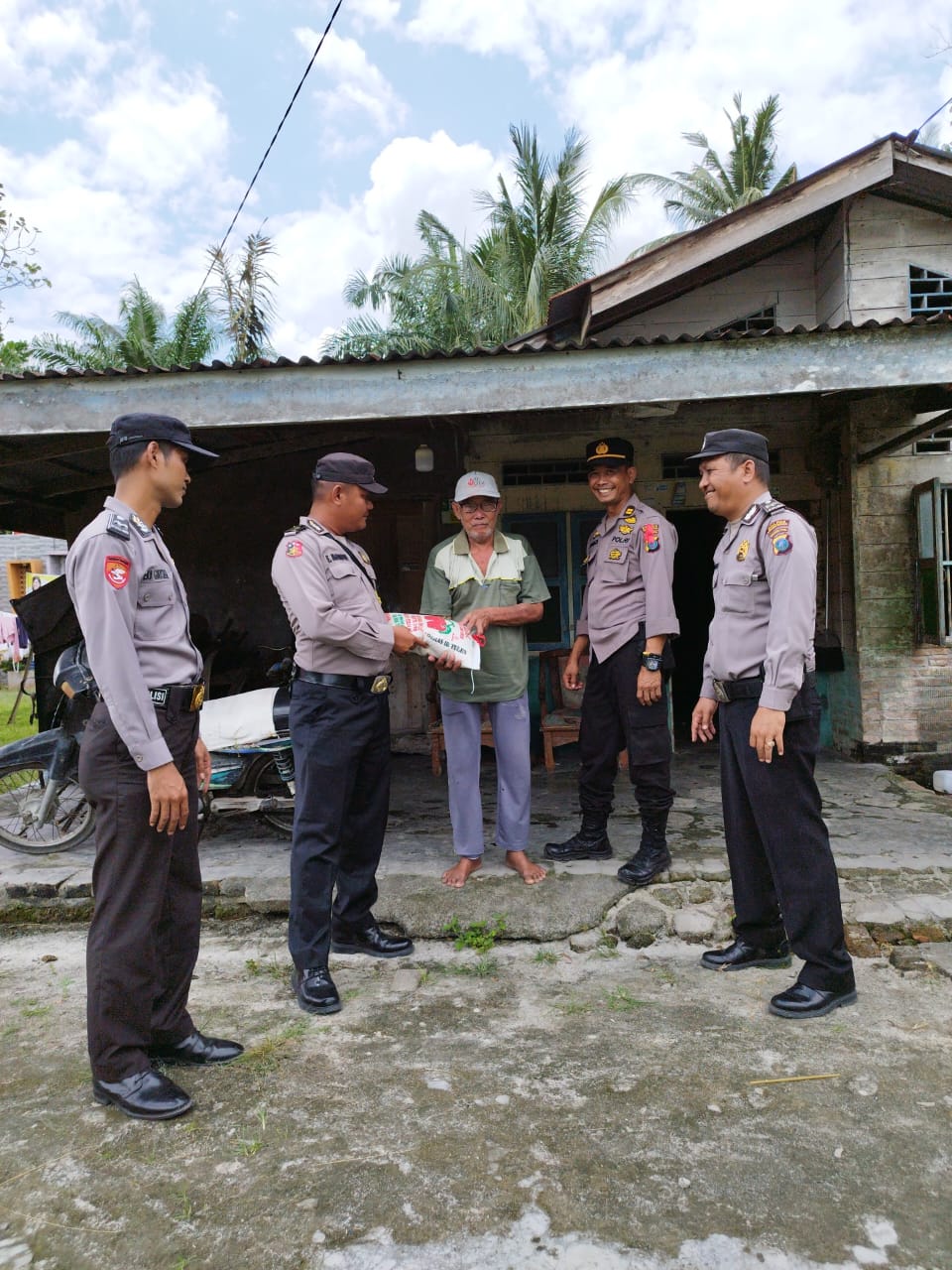 Polsek Tanjung Beringin Berikan Bansos Bagi Masyarakat Kurang Mampu