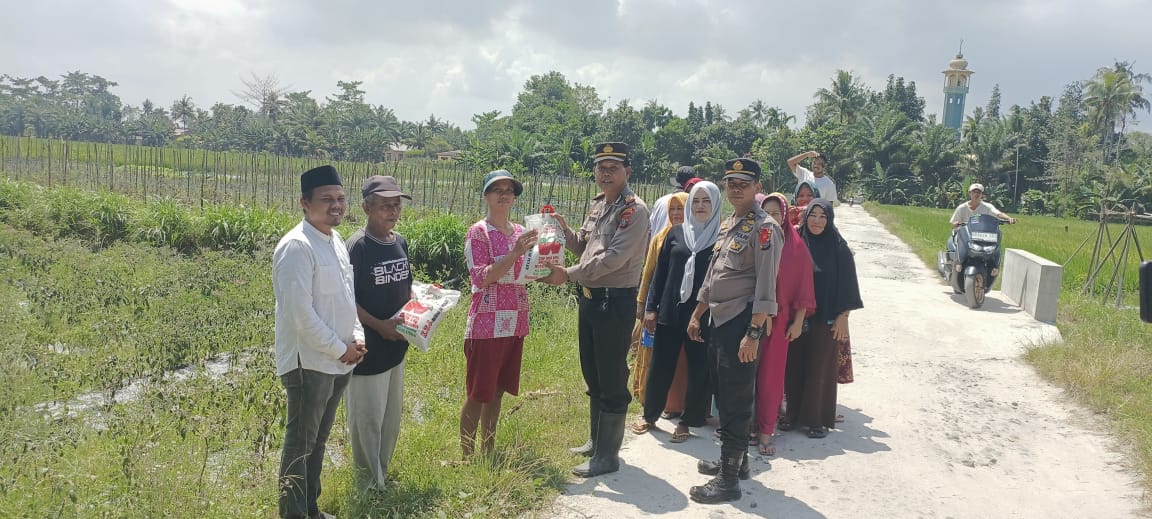 Polres Sergai Berbagi Bansos Kepada Masyarakat