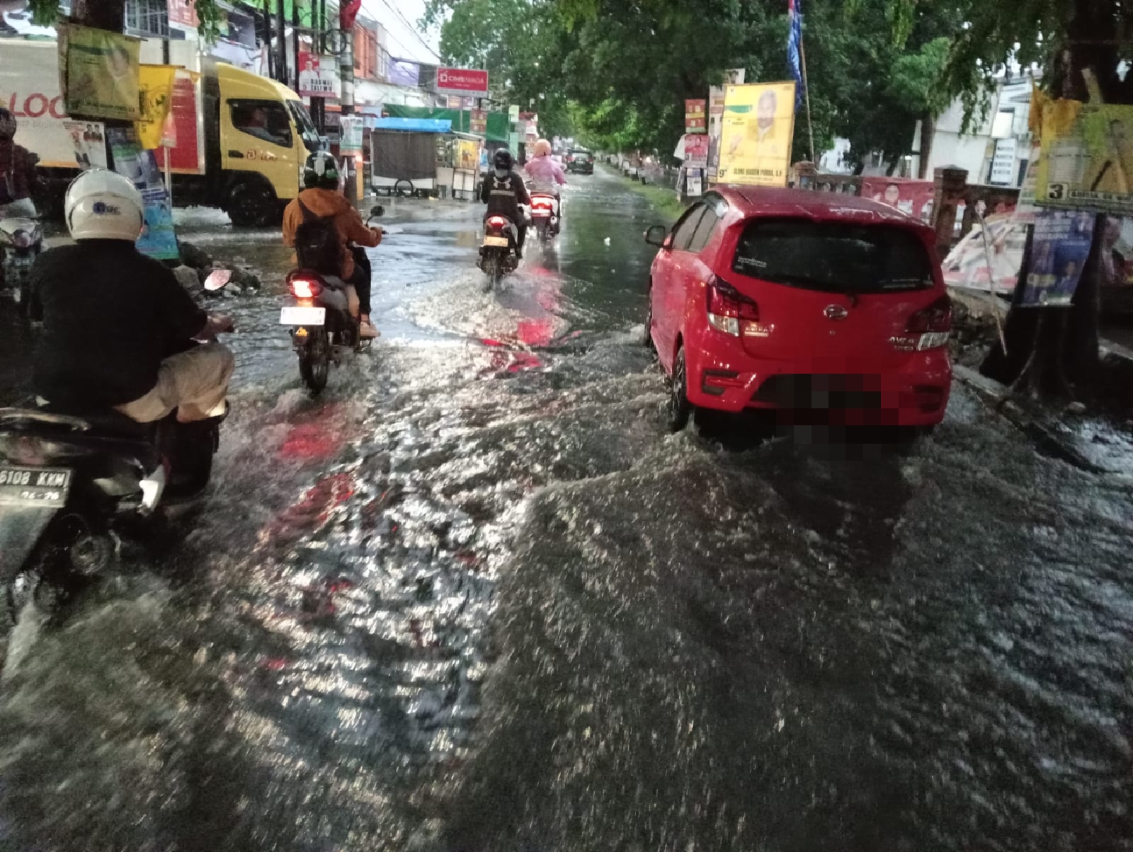 Akibat Diguyur Hujan Deras sejak Siang hingga Sore Hari, Sebagian Jalan di Bekasi Tergenang Banjir