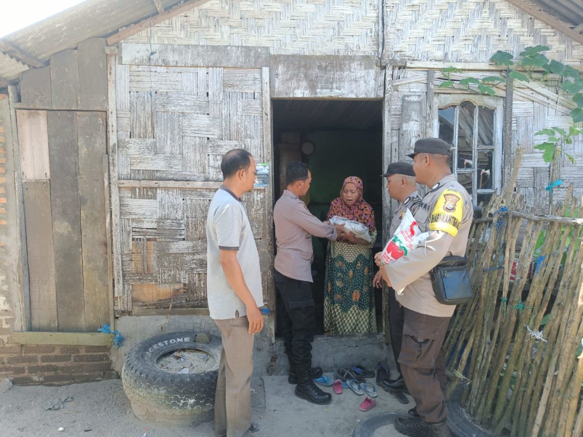 Polsek Tanjung Beringin Berbagi Bansos Di Desa Bagan Kuala