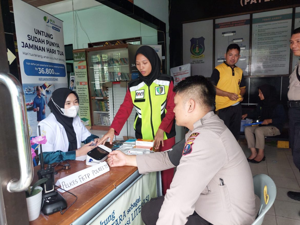 Personel Polri Dan Petugas PPK Jalani Pemeriksaan Kesehatan Di Kantor Camat Tebingtinggi Kota