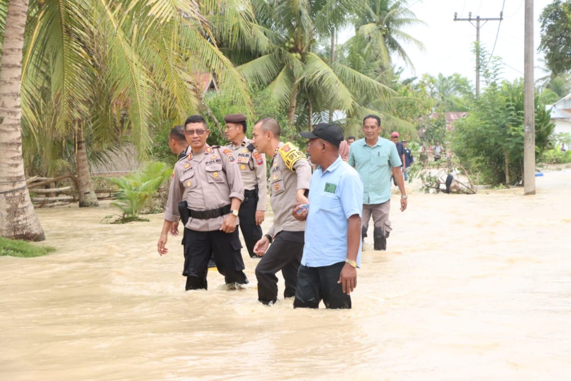 Kapolres Sergai Didampingi Kapolsek Dolok Masihul Tinjau Lokasi Banjir