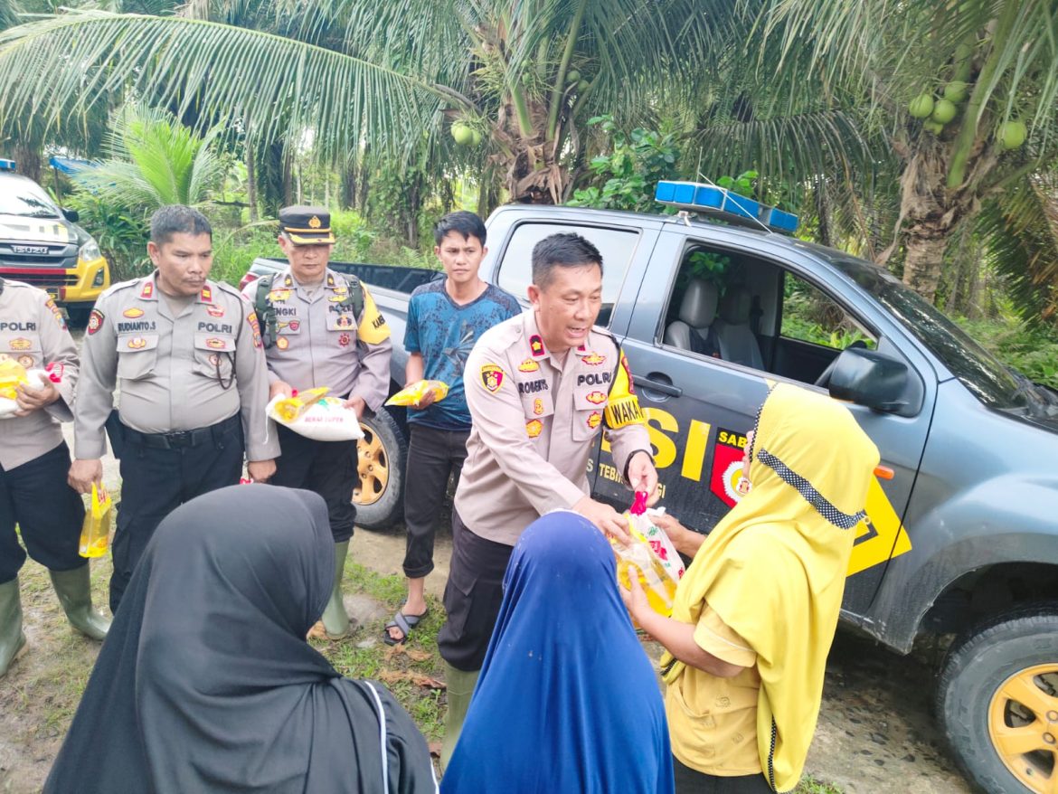 Polres Tebing Tinggi Berikan Bantuan Korban Banjir Di Desa Simalas