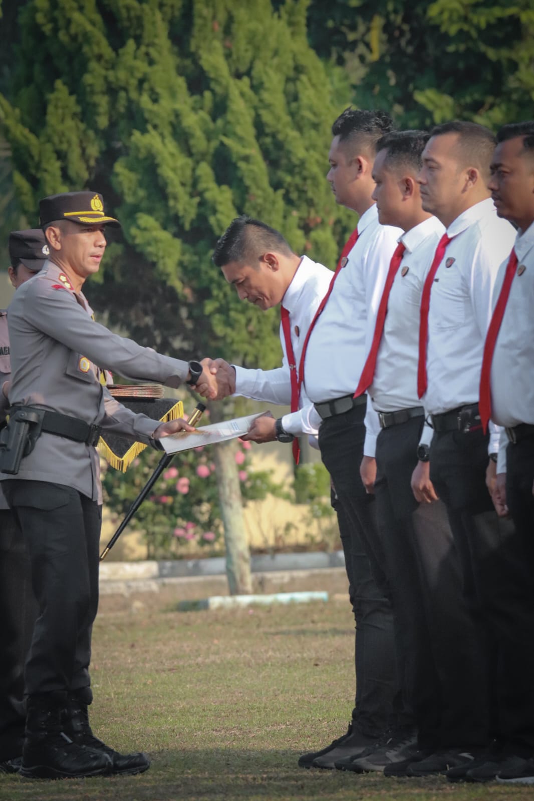 Kapolres Sergai Beri Penghargaan Personil Berprestasi