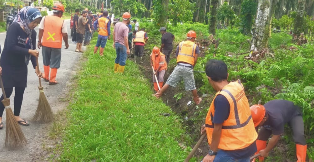 Sinergitas TNI-Polri Bersama Forkopimca Silinda Gotong Royong Bersihkan Fasilitas Umum