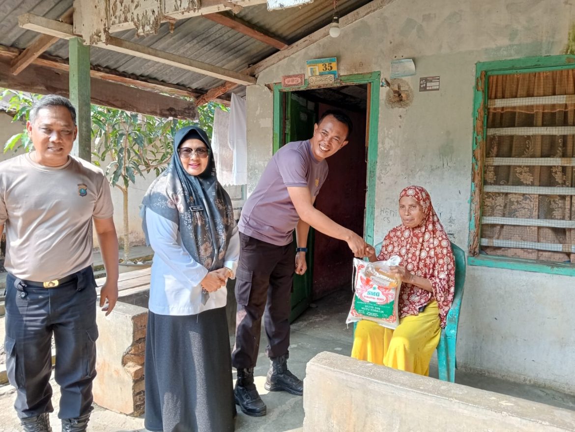 Kapolsek Indrapura AKP Jonni H. Damanik, S.H, M.H Gelar Gotong Royong Dan Pemberian Sembako