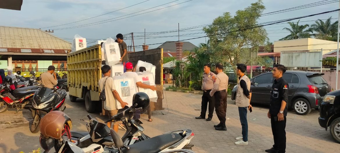 Kapolsek Padang Hilir Pimpin Pergeseran Kotak Suara ke Gudang Logistik KPU Tebing Tinggi