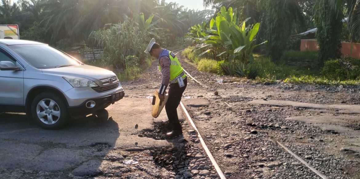 Satlantas Polres Tebing Tinggi Timbun Jalan Berlubang Di Jalinsum Tebingtinggi-Siantar