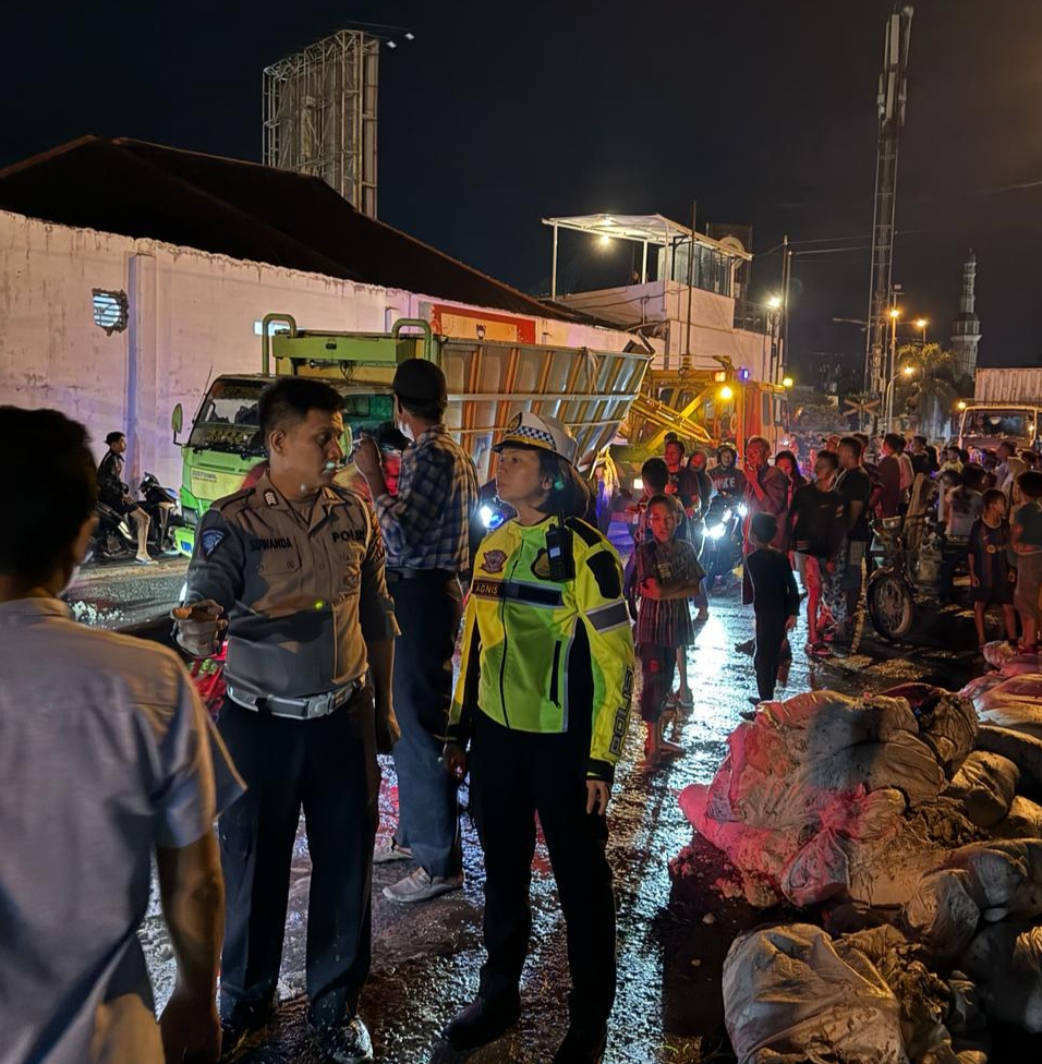 Satlantas Polres Tebing Tinggi Tangani Lakalantas Kereta Api Kontra Truck Pengangkut Ampas Ubi