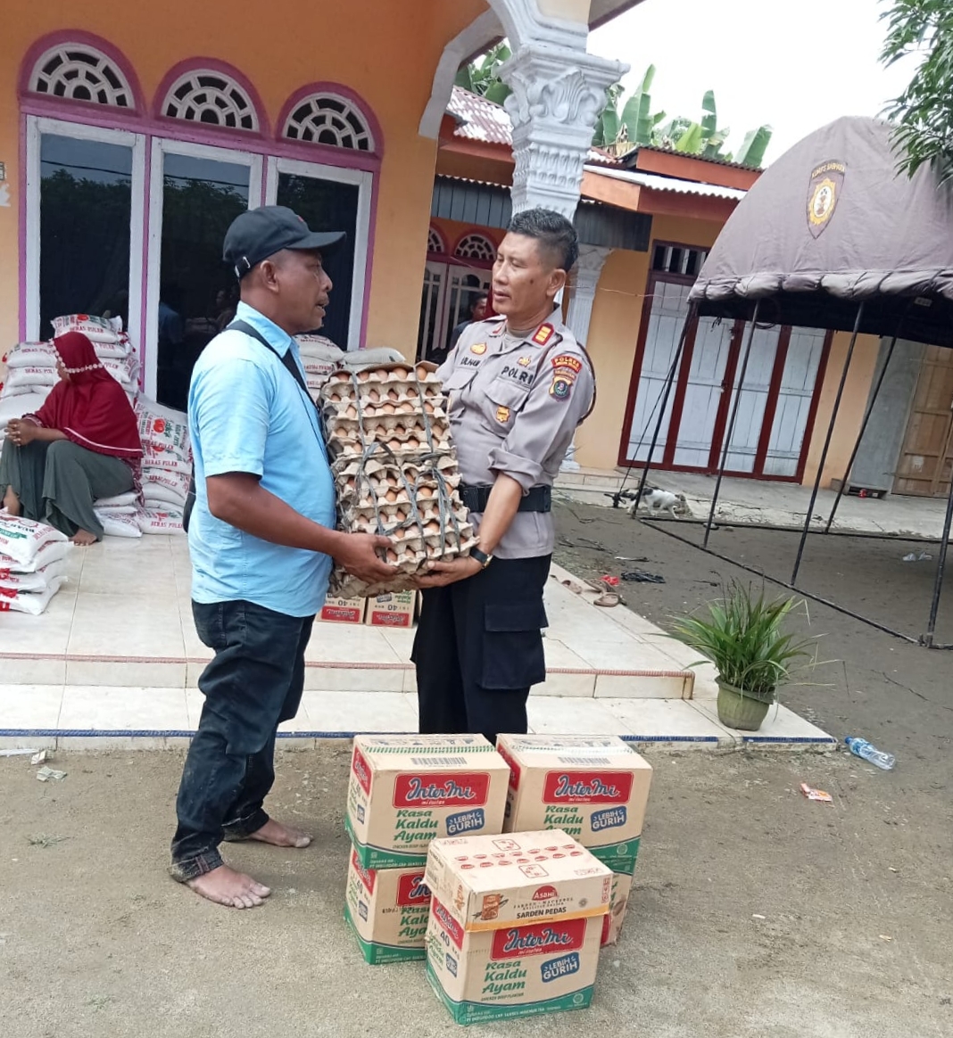 Kapolsek Dolok Masihul AKP Zulham, S.H Sampaikan Bantuan Sembako Korban Banjir