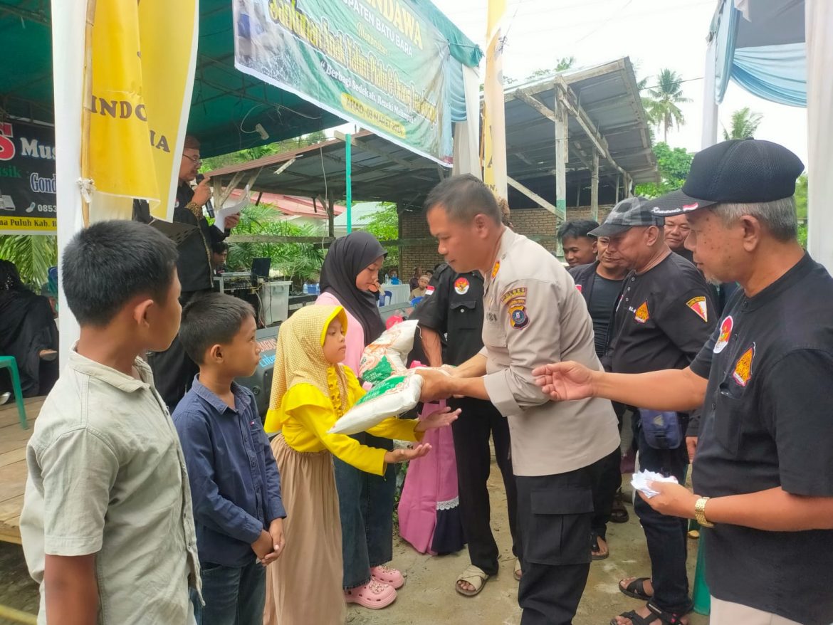 Kapolsek Lima Puluh Bersama Ketua DPC Pendawa Beri Santunan Jelang Ramadhan 1445 H