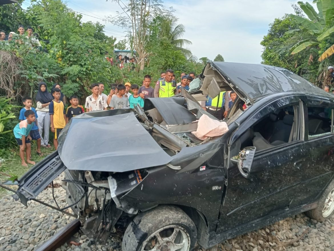 Sat Lantas Polres Tebing Tinggi Tangani Kecelakaan Kereta Api Kontra Minibus