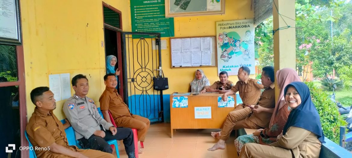 Bhabinkamtibmas Polsek Indrapura Cooling System Di Kantor Desa Pelanggiran