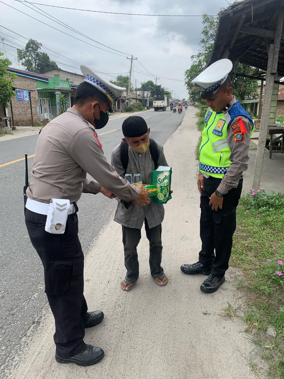 Jumat Berkah, Kasat Lantas Polres Batu Bara AKP W. Siahaan, S.H Berbagi Berkat