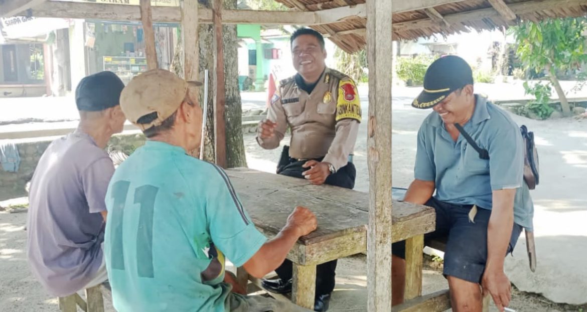 Bhabinkamtibmas Polsek Kotarih Duduk Bersama Warga Sampaikan Edukasi Kamtibmas