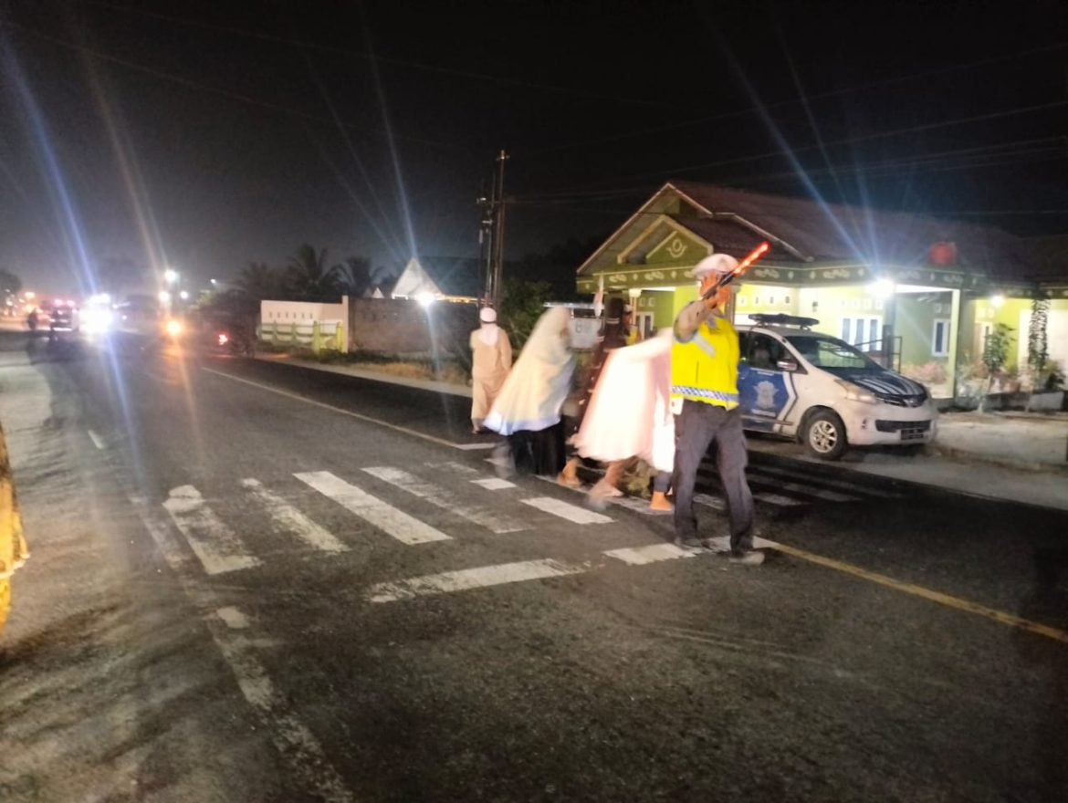 Kapolsek Indrapura AKP Jonni H. Damanik, S.H, M.H Pimpin Pam Sholat Tarawih